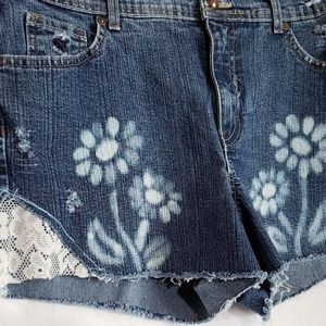 Daisy and Lace Cut off Shorts Womens Sz 32